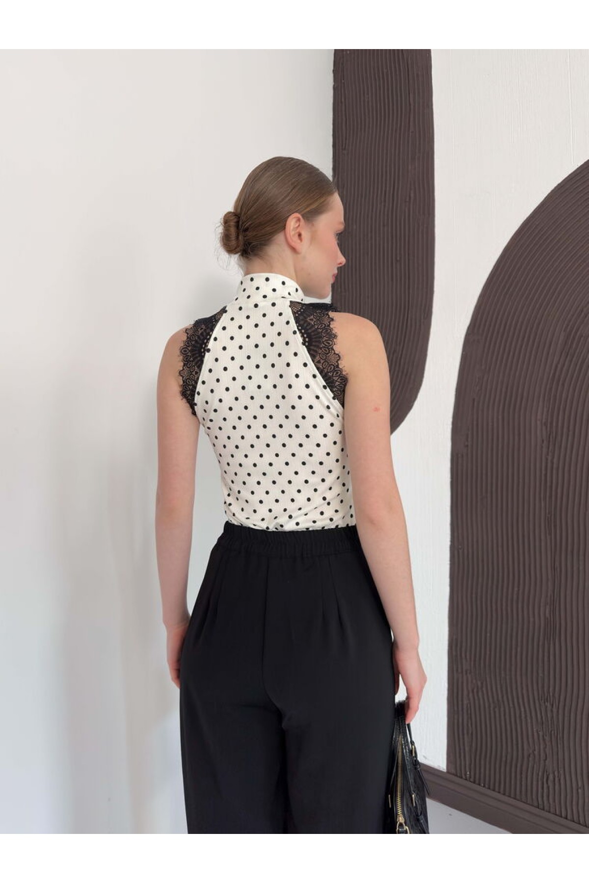 D 3014 PUANTİYELİ BALIKCI YAKA SIFIR KOL DANTEL DETAYLI BLUZ - KREM